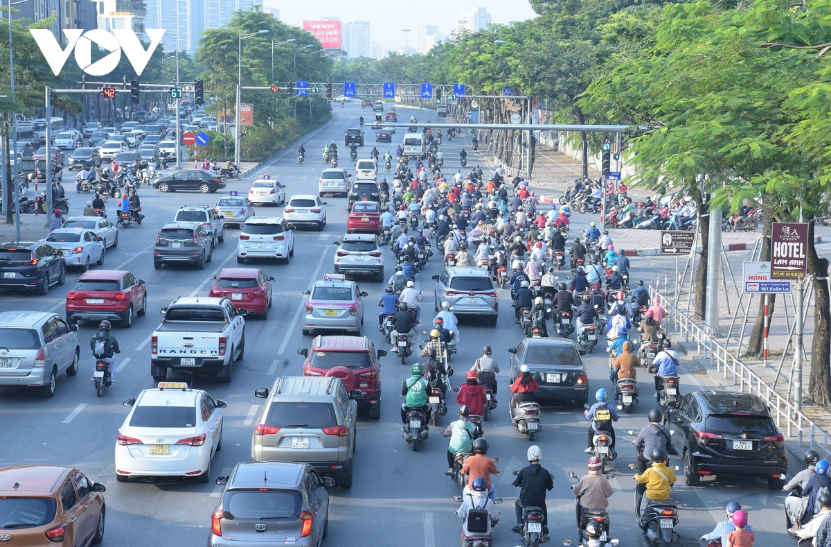 O to dan hang ngang, lan het lan xe may tren duong pho ha noi hinh anh 1