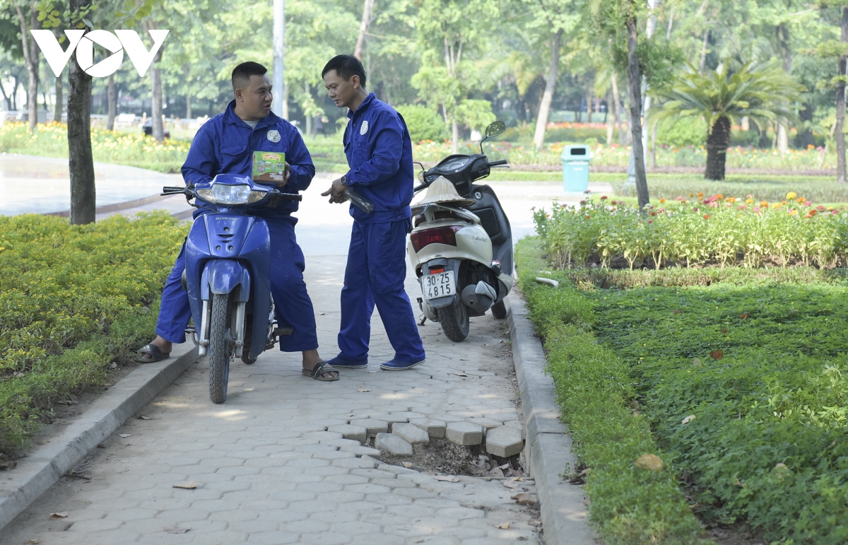 cong vien o cau giay xuong cap, nguoi dan e de khi vui choi, the duc the thao hinh anh 8