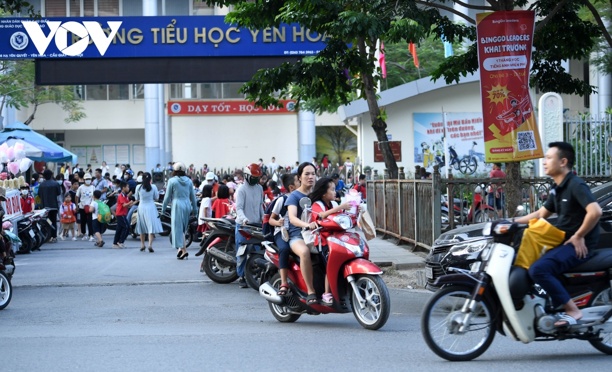 nhan nhan phu huynh dua don con de dau tran, vuot den do tren duong pho ha noi hinh anh 2