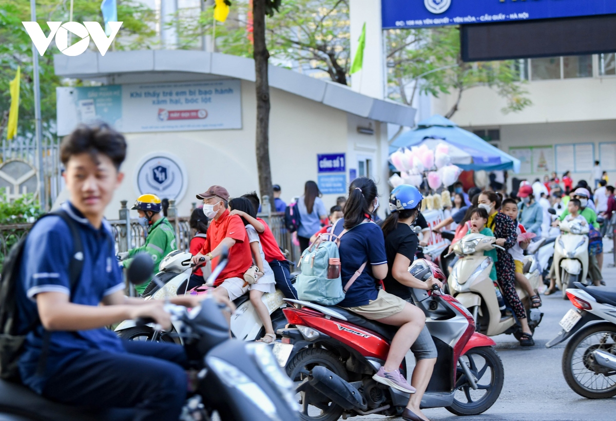 nhan nhan phu huynh dua don con de dau tran, vuot den do tren duong pho ha noi hinh anh 3