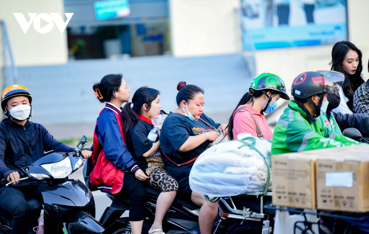 nhan nhan phu huynh dua don con de dau tran, vuot den do tren duong pho ha noi hinh anh 4