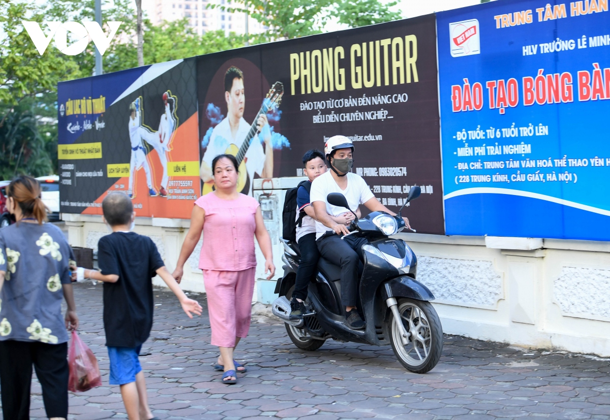 nhan nhan phu huynh dua don con de dau tran, vuot den do tren duong pho ha noi hinh anh 13