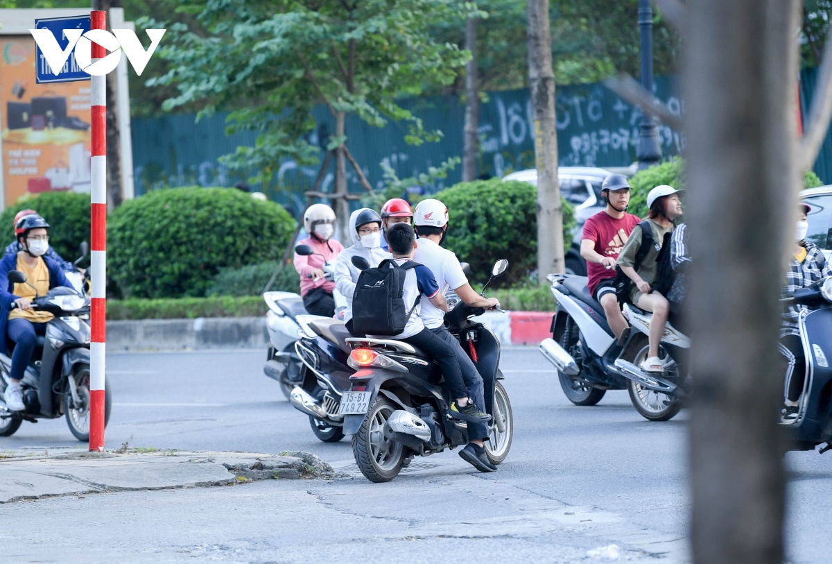 nhan nhan phu huynh dua don con de dau tran, vuot den do tren duong pho ha noi hinh anh 12
