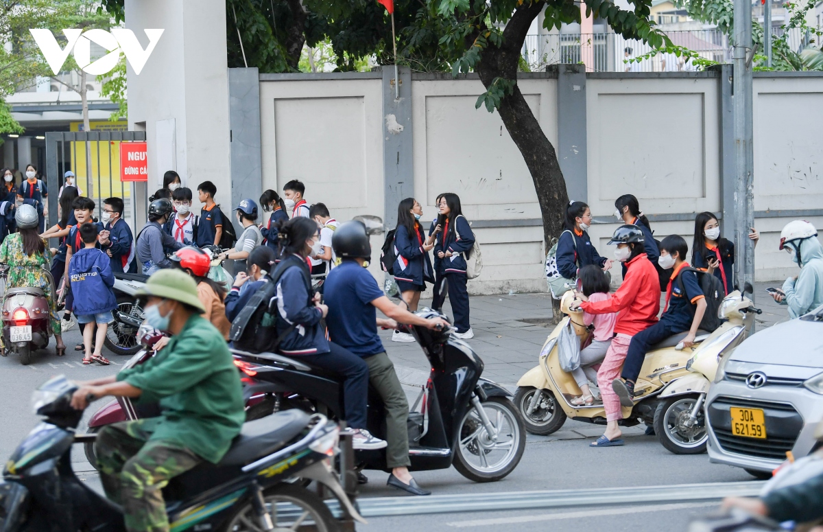nhan nhan phu huynh dua don con de dau tran, vuot den do tren duong pho ha noi hinh anh 8