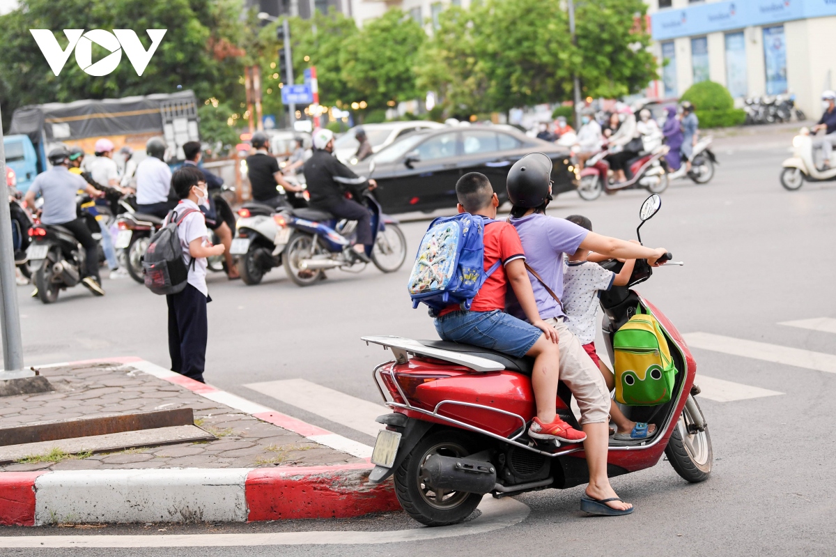 nhan nhan phu huynh dua don con de dau tran, vuot den do tren duong pho ha noi hinh anh 17