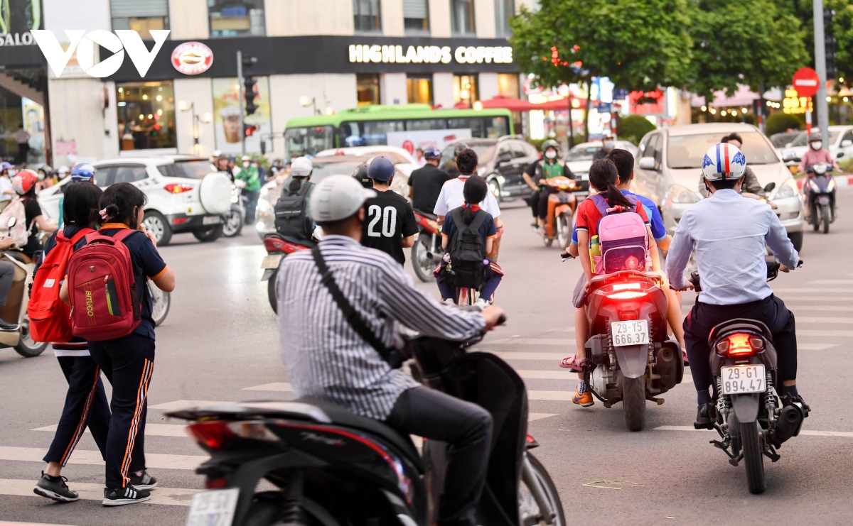 nhan nhan phu huynh dua don con de dau tran, vuot den do tren duong pho ha noi hinh anh 18