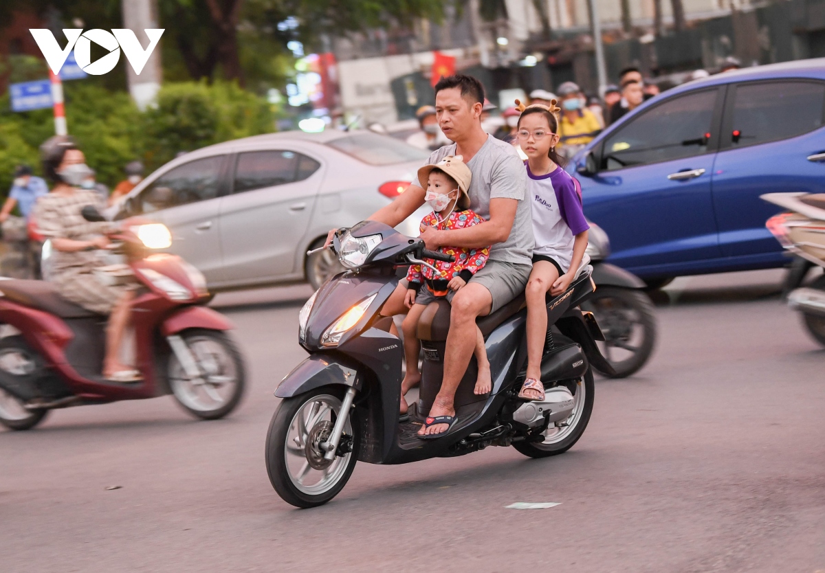 nhan nhan phu huynh dua don con de dau tran, vuot den do tren duong pho ha noi hinh anh 16