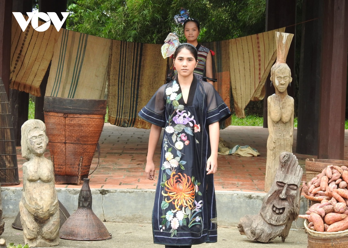 trinh dien ao dai va thoi trang tho cam tay nguyen tai kon tum hinh anh 1