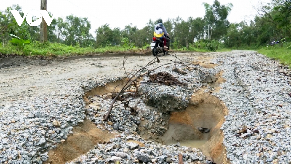 nham nho cac tuyen duong tai mien nui quang nam sau thien tai hinh anh 4