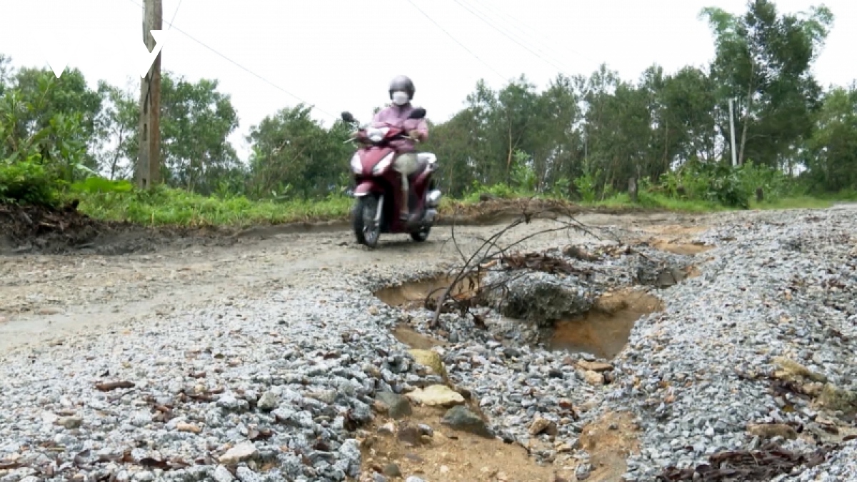 nham nho cac tuyen duong tai mien nui quang nam sau thien tai hinh anh 5