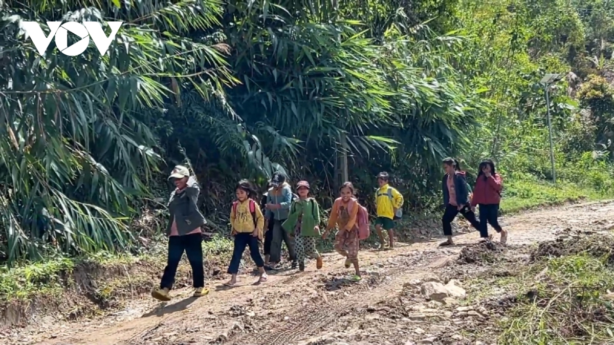 nham nho cac tuyen duong tai mien nui quang nam sau thien tai hinh anh 9