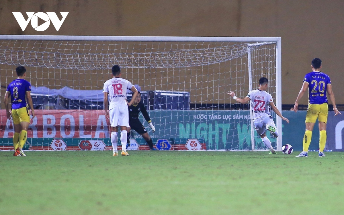 toan canh ha noi fc trut con mua ban thang vao luoi binh duong hinh anh 7