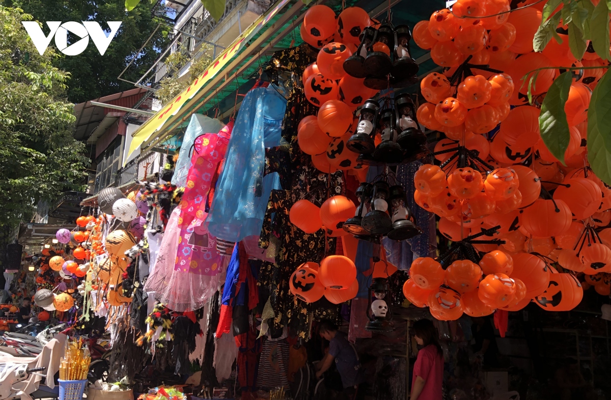  thu phu do hoa trang kinh di hut khach dip le hoi halloween hinh anh 1