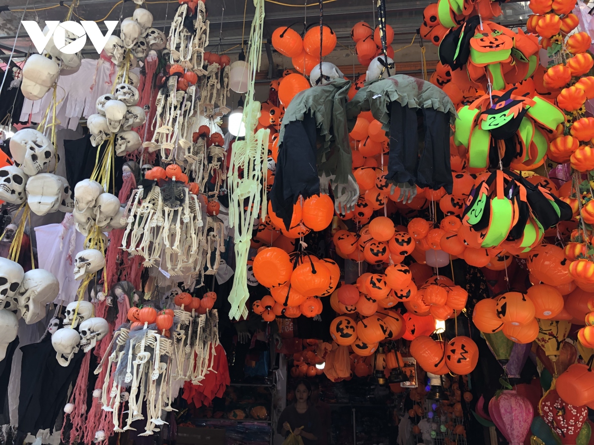  thu phu do hoa trang kinh di hut khach dip le hoi halloween hinh anh 2