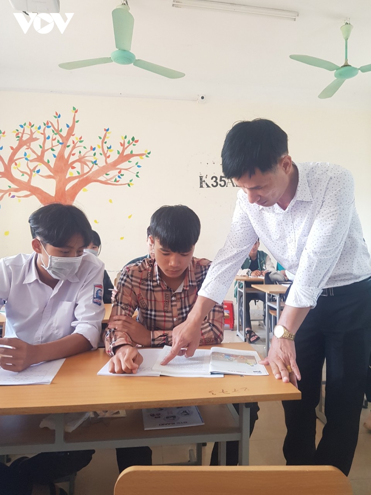 Duong den truong uot dam nuoc mat hinh anh 3
