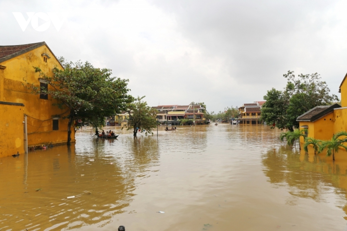 mien trung tap trung khac phuc ngap lut, sat lo dat hinh anh 3