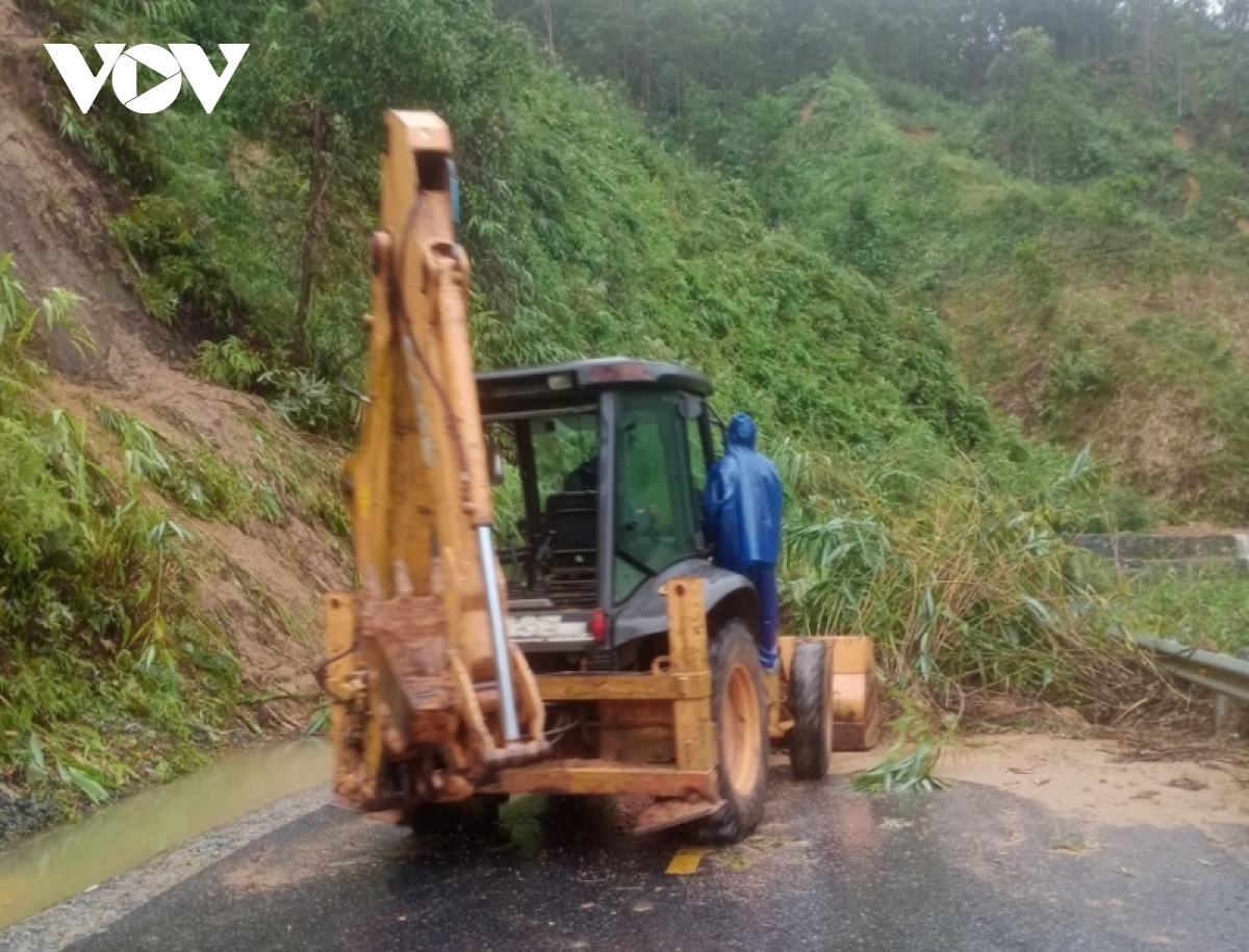 thuy dien tiep tuc xa lu, nuoc tren song huong, song bo len nhanh hinh anh 2