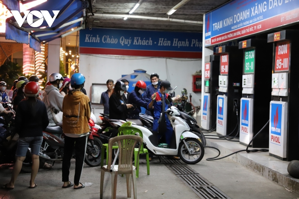 nguoi dan tp.hcm chat vat tim cho do xang hinh anh 2