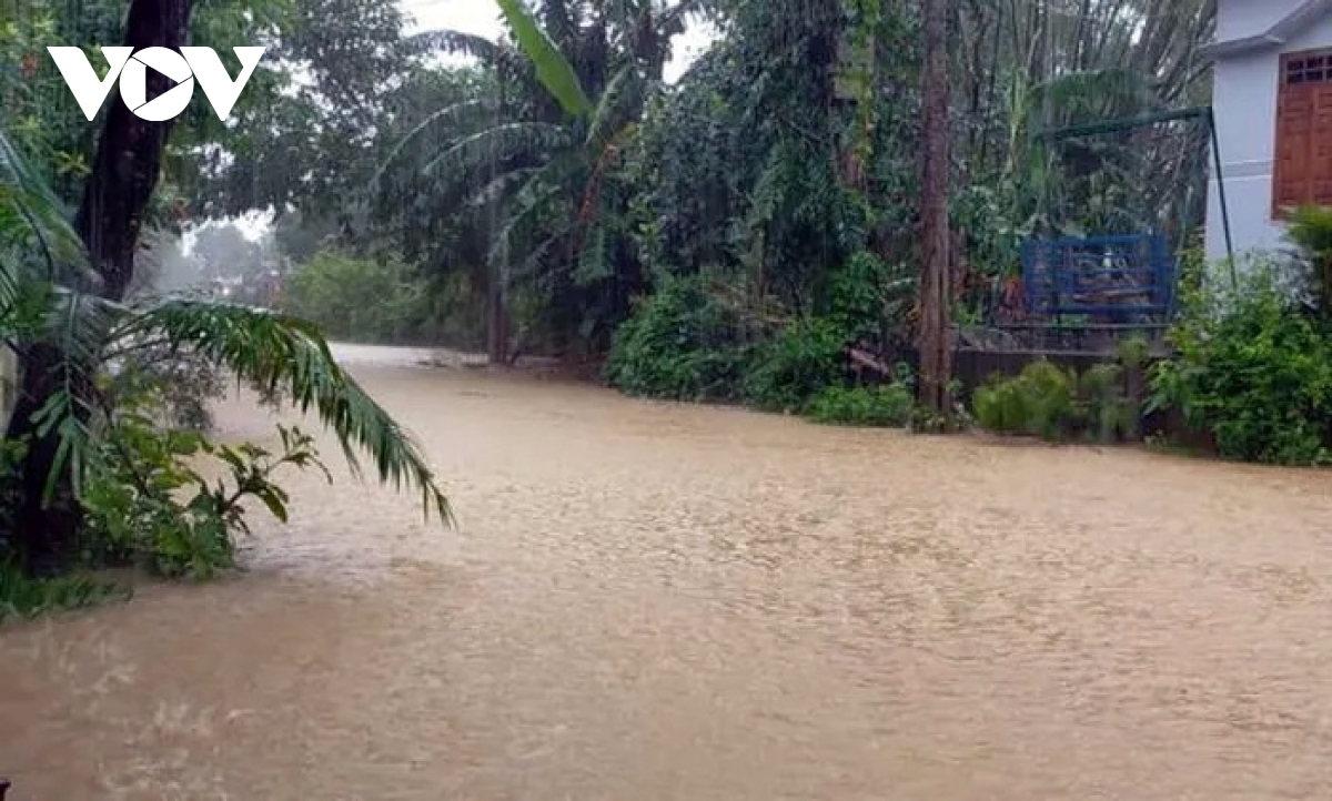 mua lon keo dai gay tac duong, nhieu noi bi co lap o quang nam hinh anh 1