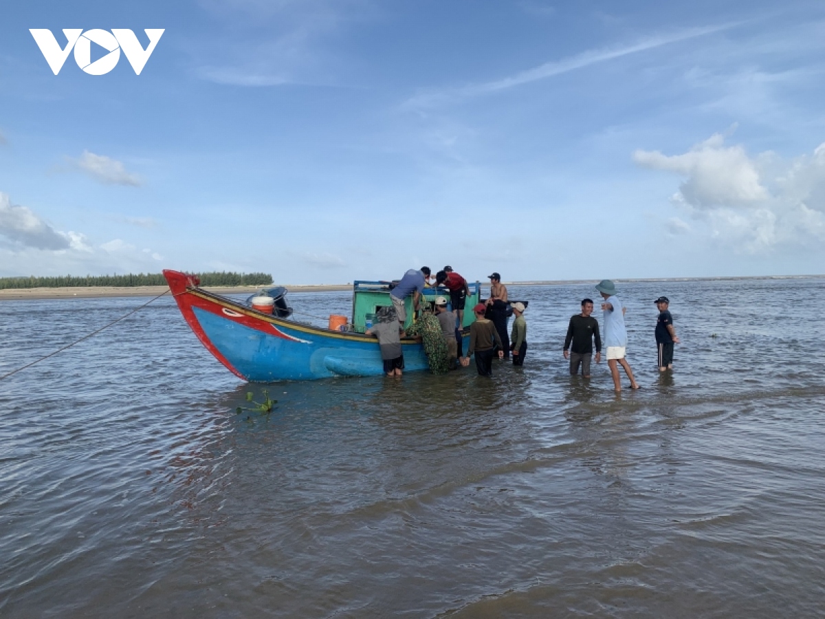 thuyen bi chim, 3 ngu dan tu boi vao bo hinh anh 1
