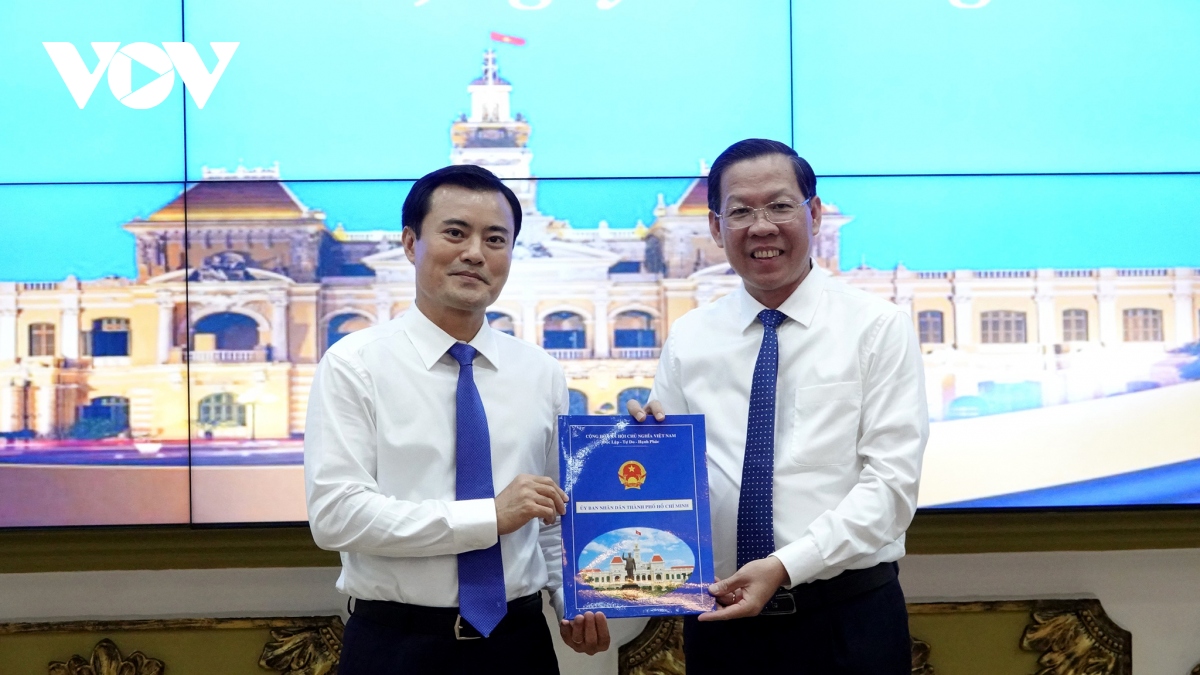 trao quyet dinh phe chuan ong bui xuan cuong lam pho chu tich ubnd tp.hcm hinh anh 1