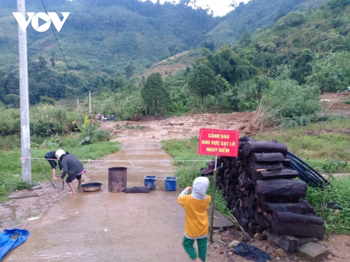 mien nui tinh quang nam mua lon, quoc lo 40b ngap sau ach tac giao thong hinh anh 2