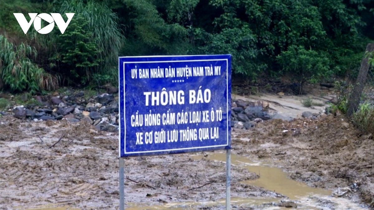 mien nui tinh quang nam mua lon, quoc lo 40b ngap sau ach tac giao thong hinh anh 3