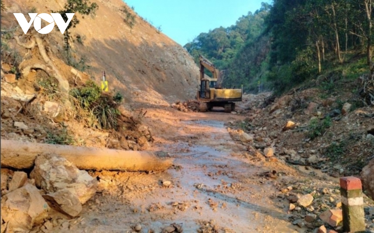 quang binh thong tuyen quoc lo 9c sau nhieu ngay ach tac do mua lu sat lo hinh anh 1