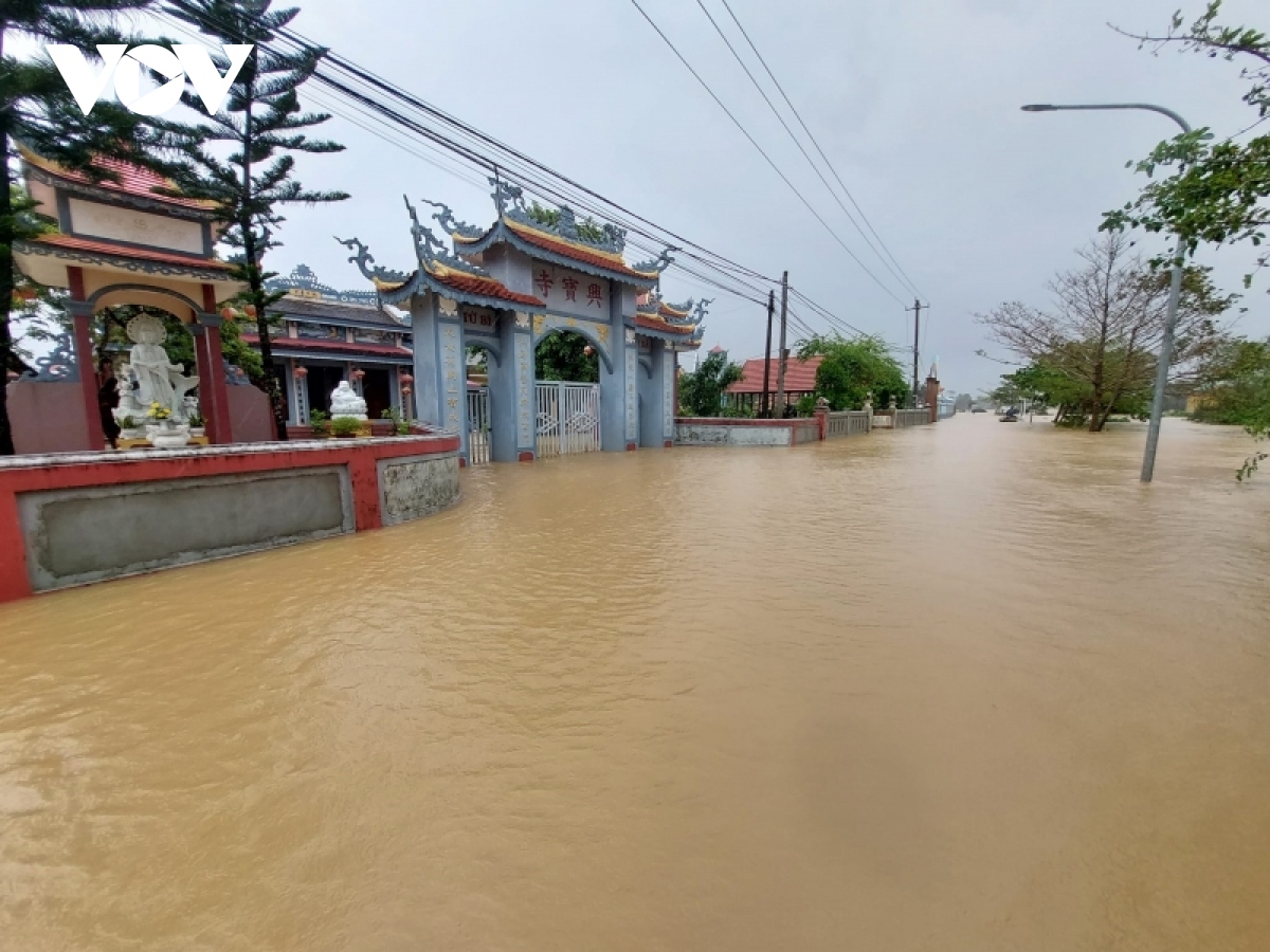 mua lon tai quang tri, mien nui bi chia cat, ron lu ngap sau hinh anh 1