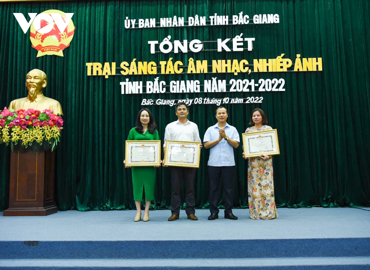 hon 1.300 tac pham ra doi tai trai sang tac am nhac, nhiep anh o bac giang hinh anh 1