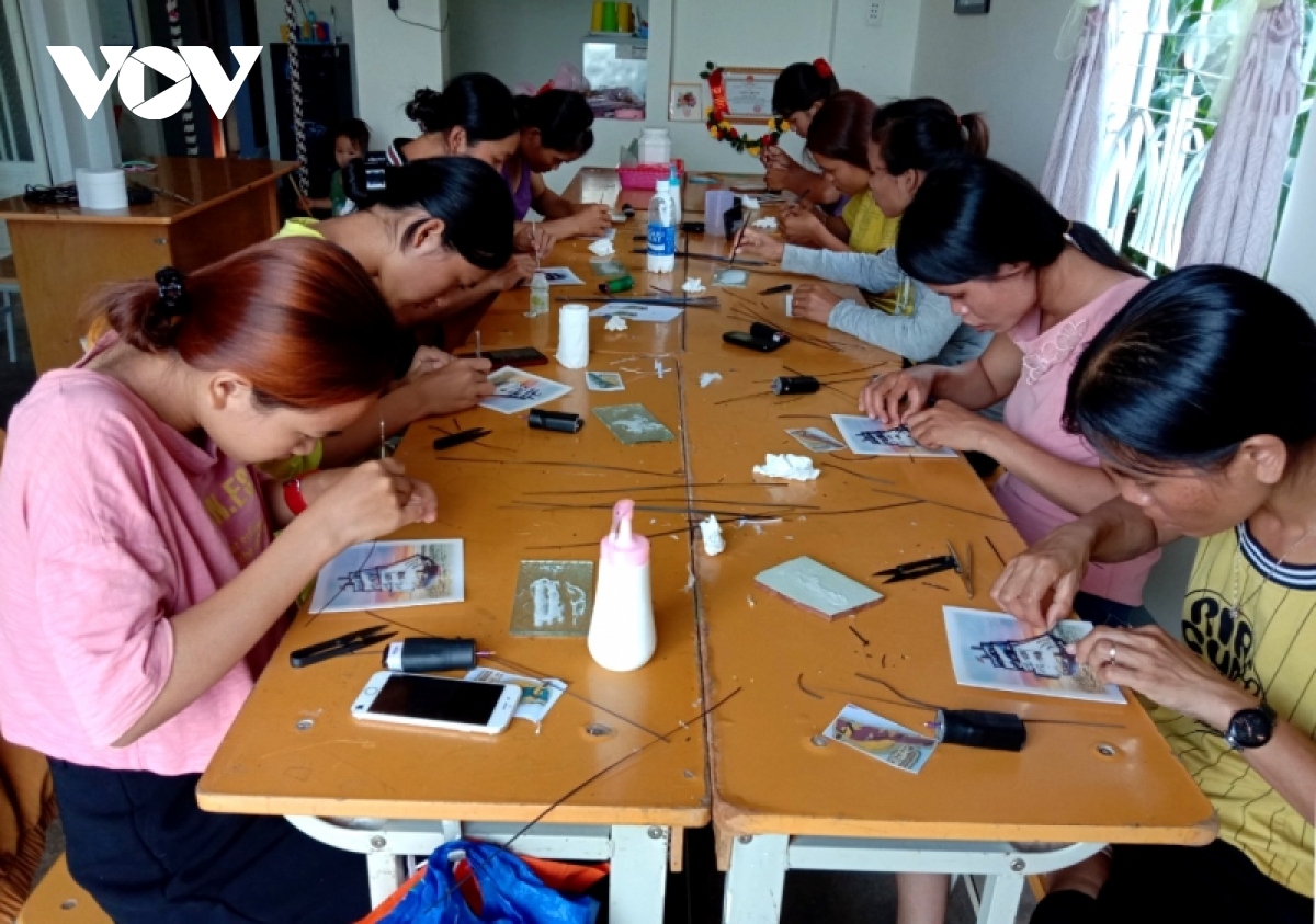 khoi nghiep voi nghe lam tranh giay xoan, nu chu co so san xuat tao ra nhieu viec lam hinh anh 1