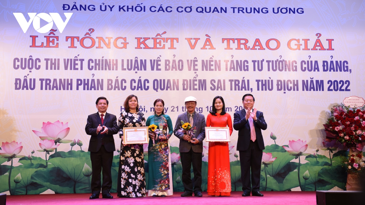 trao thuong 32 tac pham chinh luan ve bao ve nen tang tu tuong cua Dang hinh anh 3