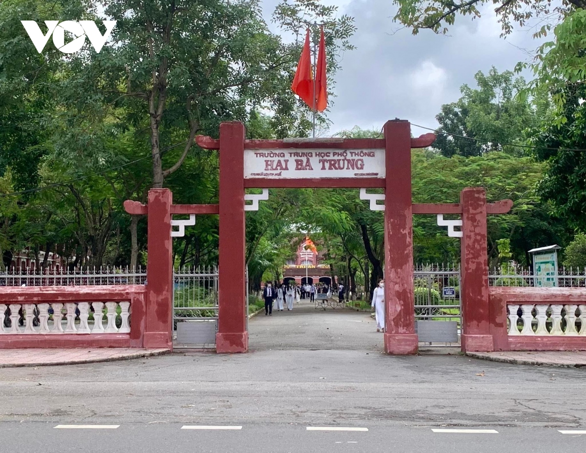 hieu truong nhan trach nhiem ve viec nu giao vien bi dua ra khoi lop o thua thien hue hinh anh 2