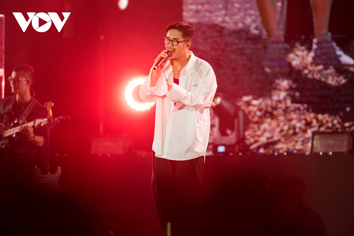 vu. roi nuoc mat trong concert mot van nam day cam xuc tai ha noi hinh anh 2