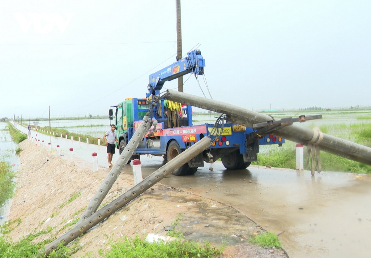 xe cuu thuong va cham voi xe cau cho cot dien tren quoc lo 1a tai quang binh hinh anh 2