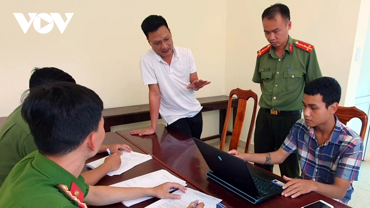 chuyen danh sap website de khoe thanh tich, 1 nam thanh nien bi bat giu hinh anh 1