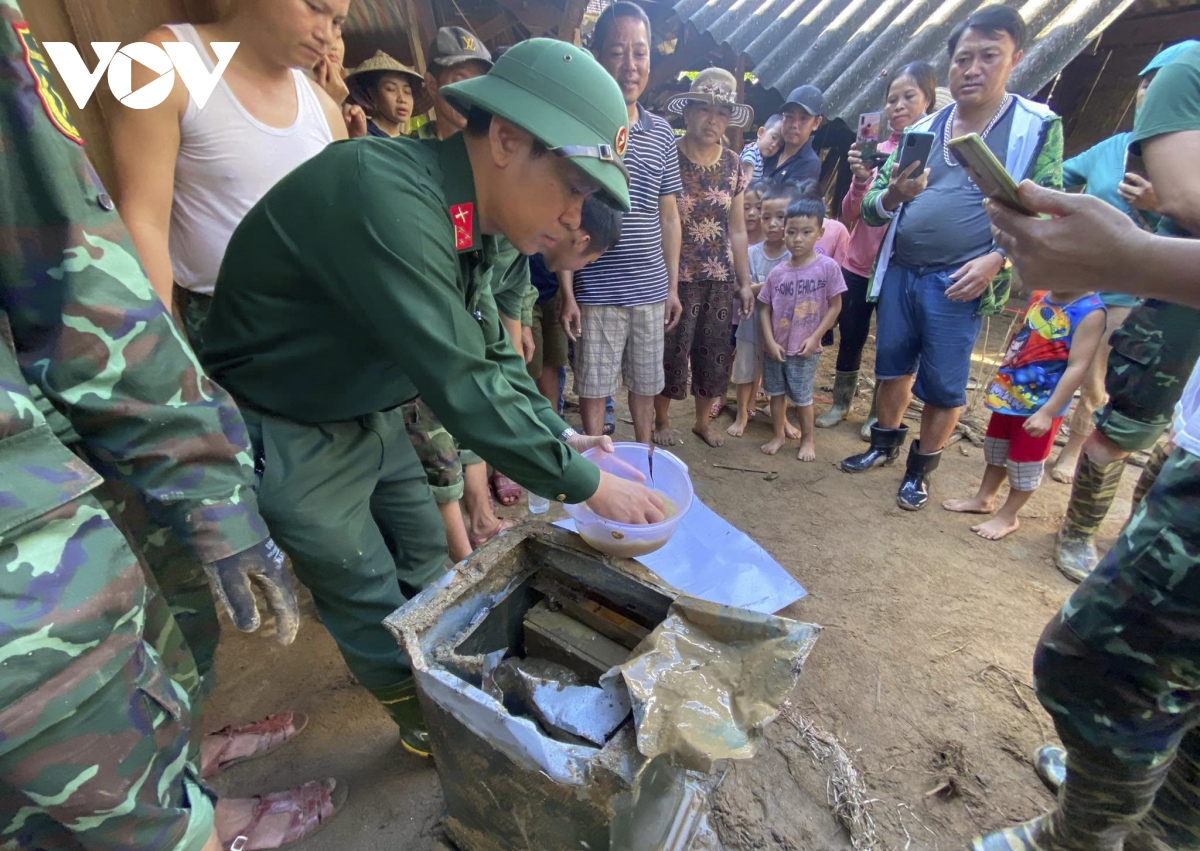 mung roi nuoc mat nhan lai ket sat chua tien, so do bi lu cuon troi o ky son hinh anh 3