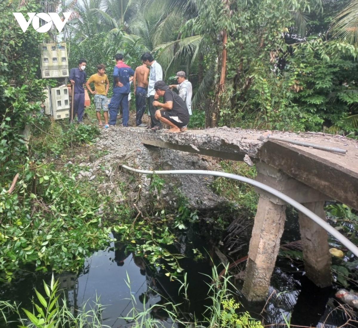 nguoi dan khon kho boi nhung dong kenh den ngom, boc mui hoi thoi hinh anh 1