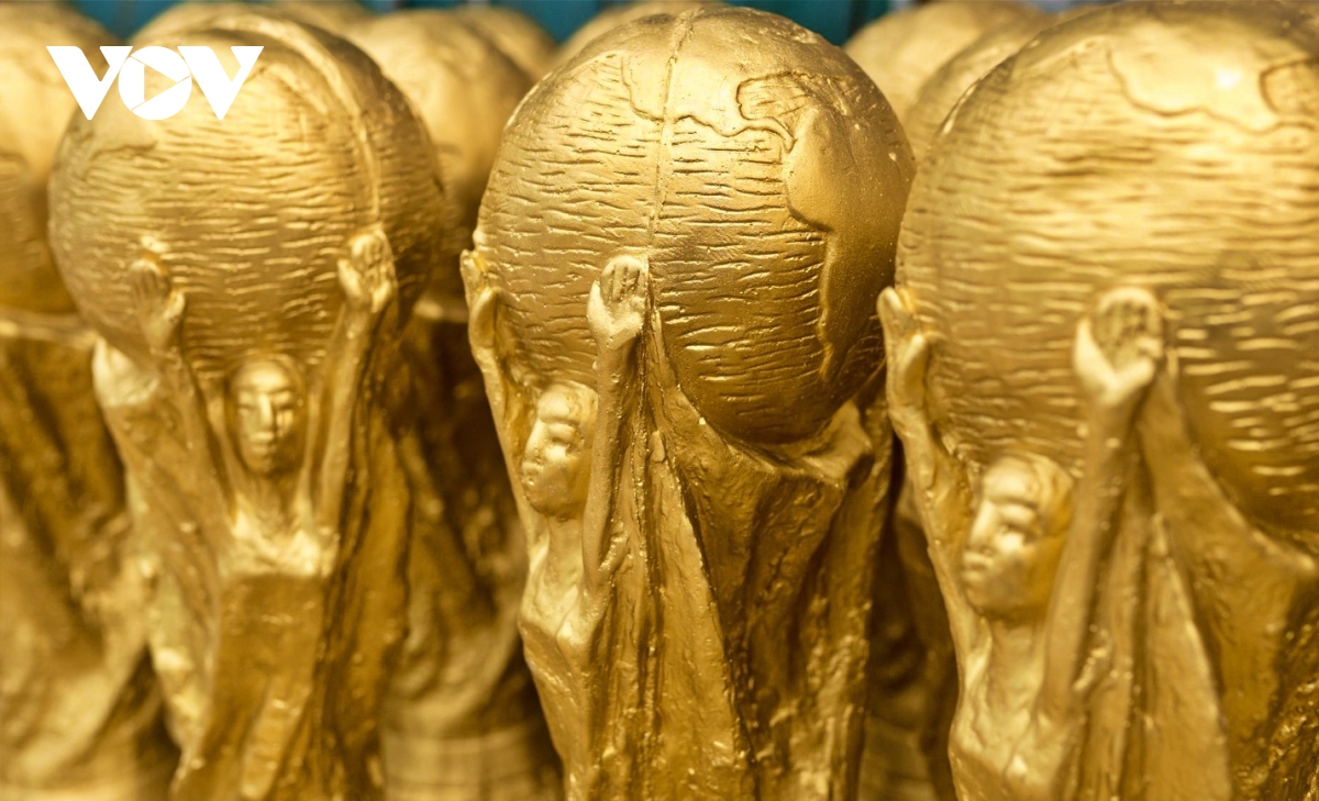 tan mat xem san xuat cup vang world cup 2022 o bat trang hinh anh 10