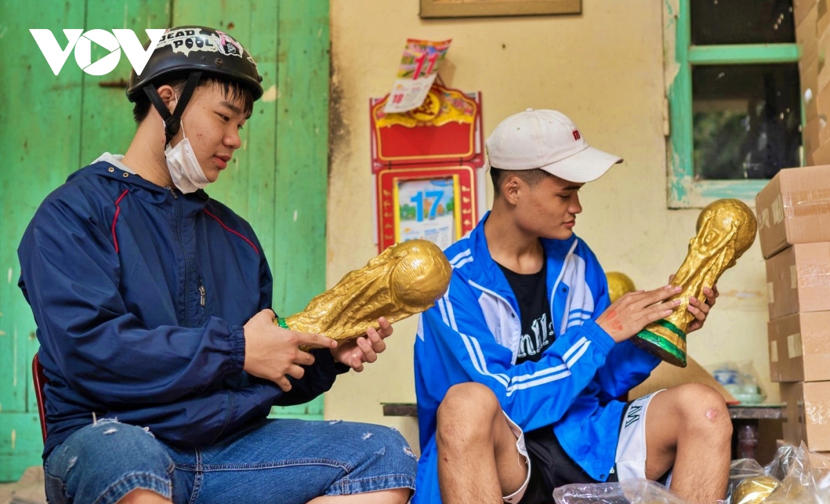 tan mat xem san xuat cup vang world cup 2022 o bat trang hinh anh 11