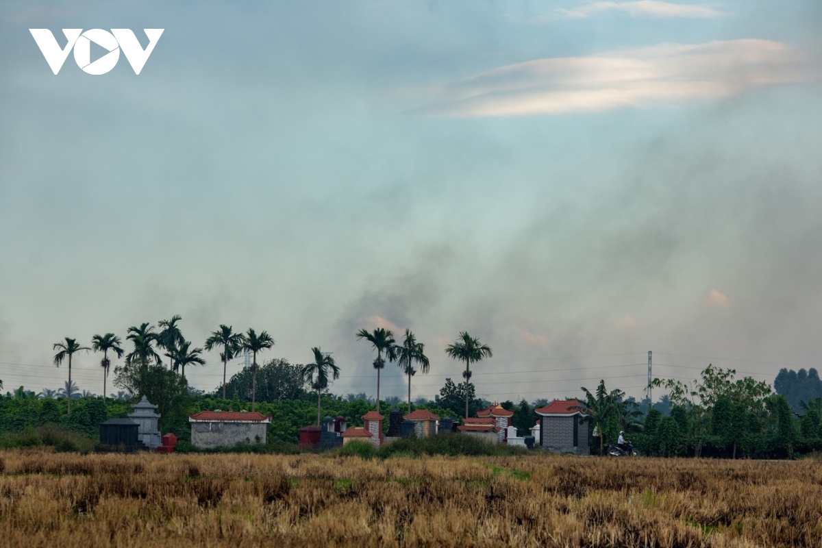 ngoai thanh ha noi nghi ngut khoi do dot rom ra hinh anh 11