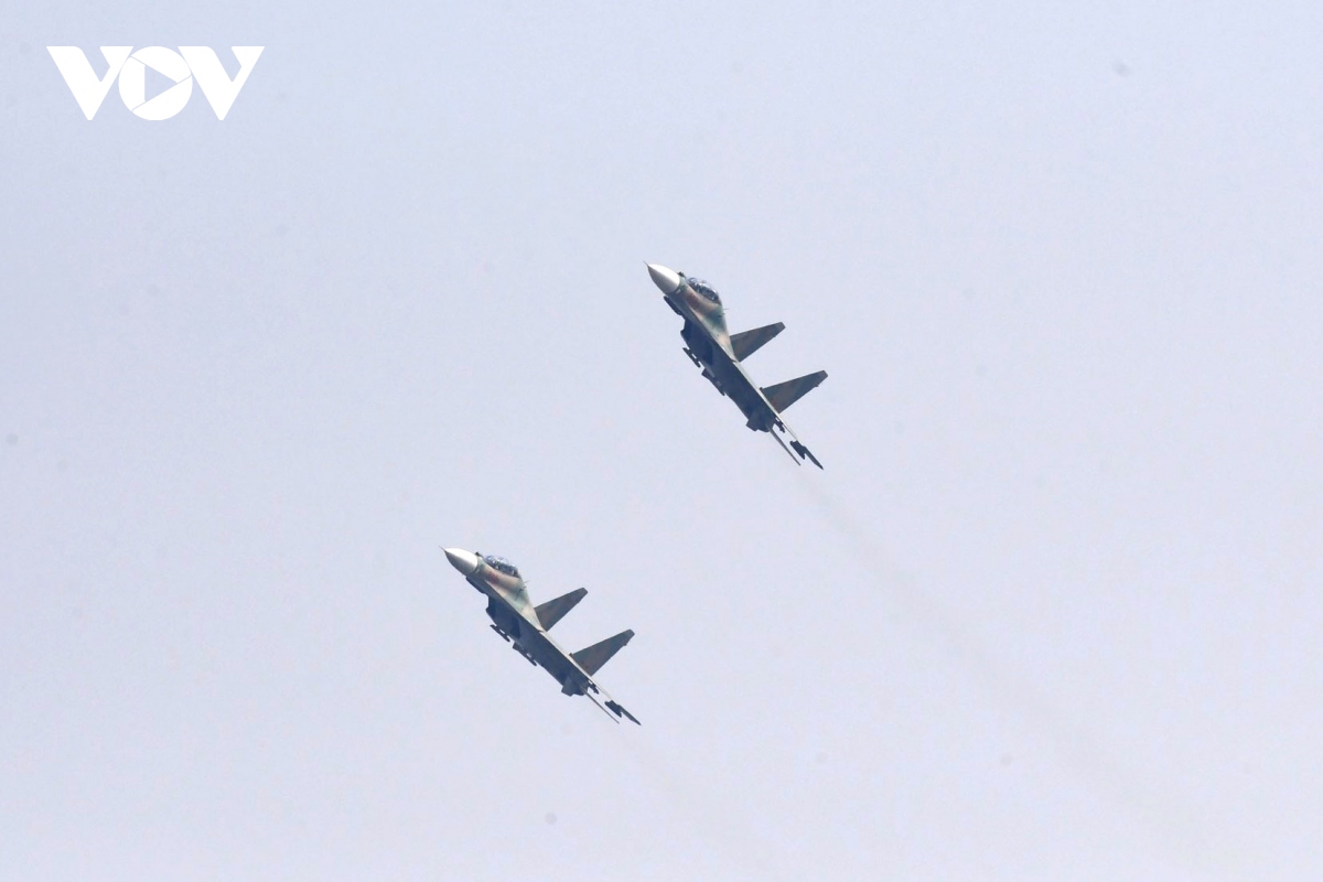 tiem kich su-30mk2 trinh dien tha bay moi nhiet tren bau troi thu do ha noi hinh anh 5