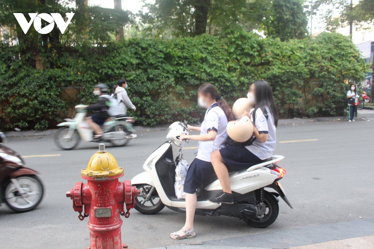 nhan nhan hoc sinh o tp.hcm khong doi mu bao hiem, di xe phan khoi lon, lang lach hinh anh 3