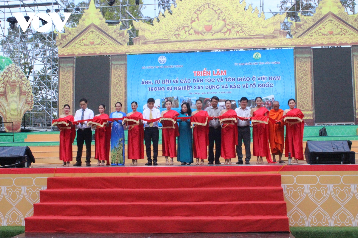 khai mac trien lam anh tuyen truyen ve dan toc, ton giao o viet nam hinh anh 2