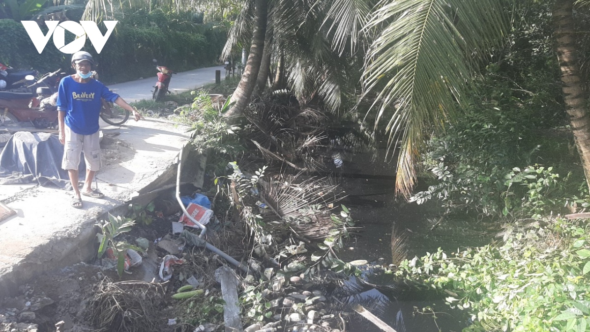 nguoi dan khon kho boi nhung dong kenh den ngom, boc mui hoi thoi hinh anh 3