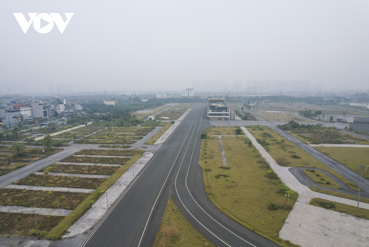 Duong dua f1 o ha noi bi bo hoang, co dai va rac thai dua nhau chiem cho hinh anh 1