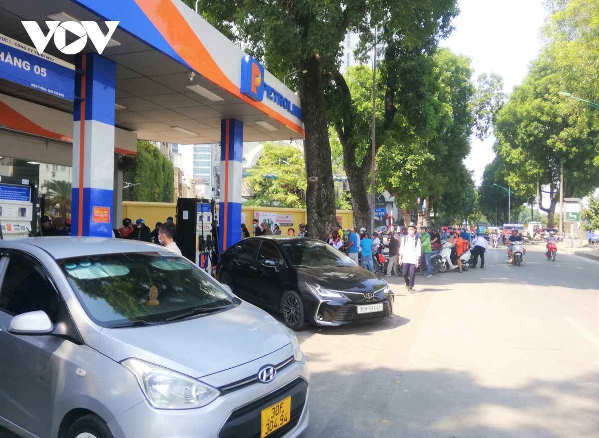 nguoi dan ha noi met moi vi xep hang mua xang hinh anh 2