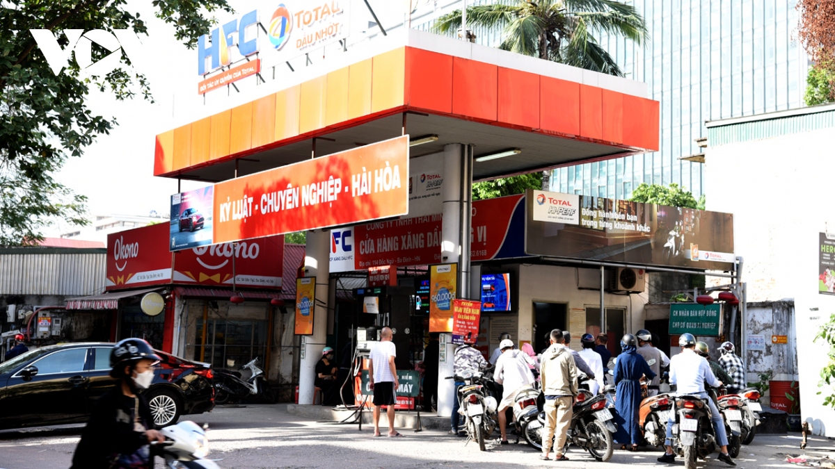 nhieu cua hang xang dau o ha noi nghi ban, moi mat cho hang ve hinh anh 3