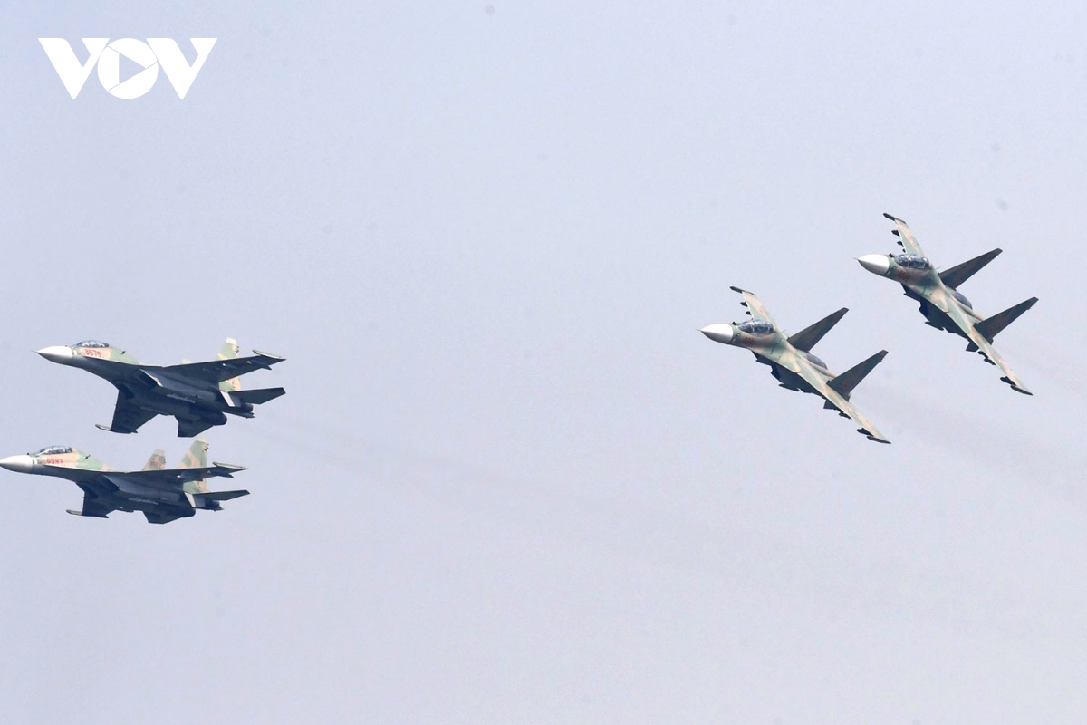 tiem kich su-30mk2 trinh dien tha bay moi nhiet tren bau troi thu do ha noi hinh anh 10