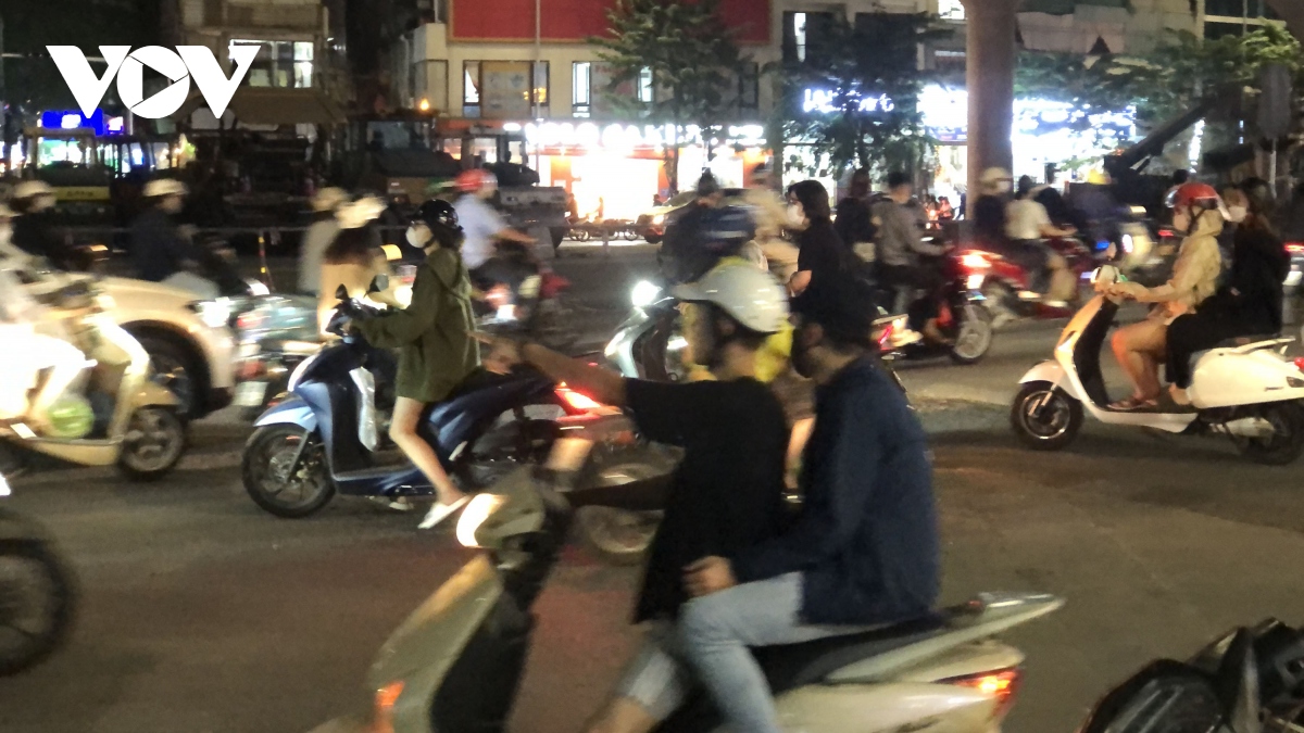 giao thong hon loan tai nut giao tran Dai nghia - Dai la trong gio cao diem hinh anh 11